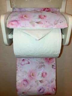 ピンクで可愛らしいトイレットペーパーホルダーカバーのサムネイル