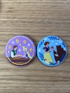 ディズニー　刺繍缶バッチ　ラプンツェル&白雪姫のサムネイル