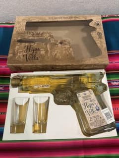 Hijos de Villa テキーラ ギフトセット 750ml テキーラ Hijos de Villa レポサド ピストル型ボトル＋グラス2 - メルカリ
