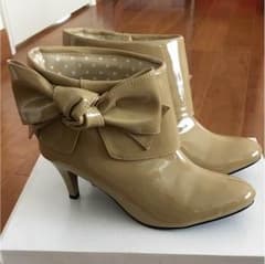ベージュのレインブーツのサムネイル