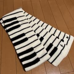 ピアノ鍵盤柄マフラーです♪のサムネイル