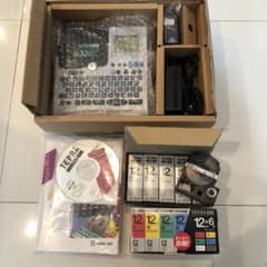 KING JIM テプラ本体(SR520X)と純正テープカートリッジのサムネイル