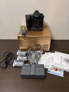 Nikon D5 デジタル一眼レフカメラ 本体とバッテリー3個のサムネイル