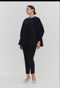 yori 高密度ストレッチフレアブラウス ネイビー - メルカリ