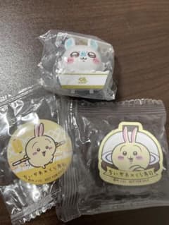 ちいかわ くら寿司 コラボ モモンガ うさぎ フィギュア 缶バッジ マグネットのサムネイル