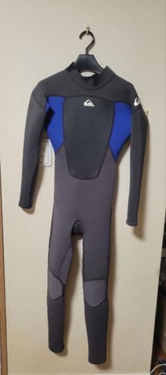 試着のみ美品　Quiksilver クイックシルバー 160 フルスーツのサムネイル