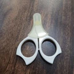 赤ちゃん用爪切り ホワイト 保護カバー付きのサムネイル