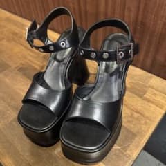 ブラックストラップ付きヒールサンダルのサムネイル