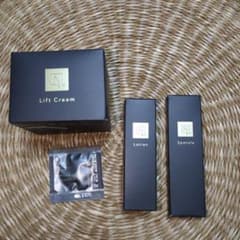 〘新品☆未開封☆サンプル付〙N organic Vieヒアルアップリフトクリームのサムネイル