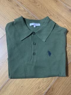 オリーブグリーン ポロシャツ ロゴ刺繍 - メルカリ