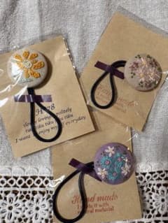ハンドメイド 花刺繍 ヘアゴム 3個セットのサムネイル