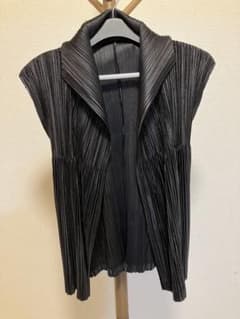 PLEATS PLEASE ISSEY MIYAKE 黒プリーツベスト - メルカリ