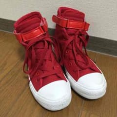 レッドスニーカーのサムネイル