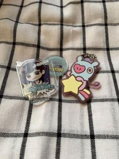 BTSキーホルダーとアクスタのサムネイル