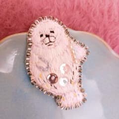 アザラシ刺繍ブローチ　ハンドメイドのサムネイル