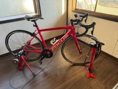 FOCUS レッド ロードバイク ボトルケージ付きのサムネイル
