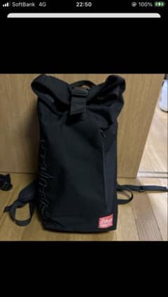 黒のロールトップリュックのサムネイル
