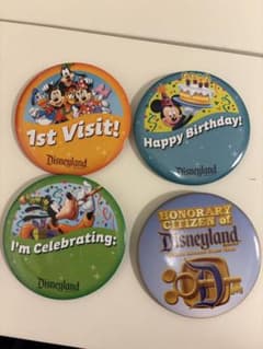 アメリカ カリフォルニアディズニー70周年 缶バッチ 4個セット - メルカリ