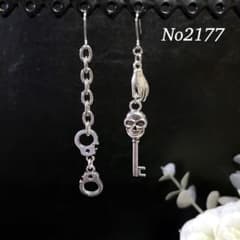 ピアス 手錠×スカルキーのサムネイル