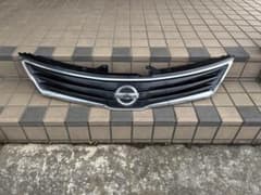 NISSAN ティーダ純正 北米(ヴァーサ)フロントグリル NISSAN ティーダ純正 北米(ヴァーサ)フロントグリル - メルカリ