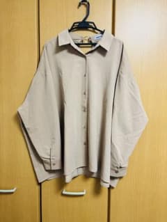 ベージュ 長袖シャツ Fサイズのサムネイル