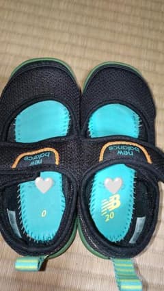 new balance サンダルのサムネイル