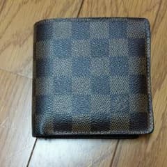 二つ折り財布のサムネイル