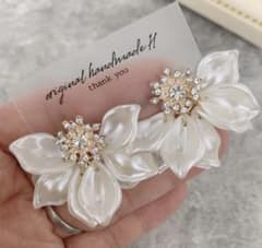 再販♡ビジュー×じゃらじゃらパールタイト花びら2wayピアス イヤリングのサムネイル