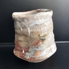 A beautiful antiqueA beautifully squiggly tea bowl was discovered in the storehouse.