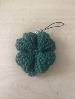 四葉のクローバー ハンドメイド 編み物 緑 キーホルダーのサムネイル