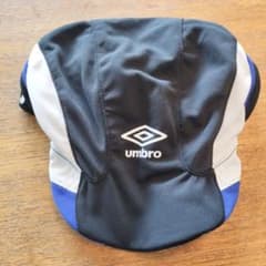 umbro 黒 ジュニアクーリングフットボールプラクティスキャップのサムネイル