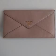美品】プラダ 長財布 フラップ 金ロゴ レター型エンベロープ ピンク 