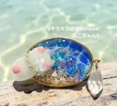 レジンヘアゴムNo.4《キラキラ砂浜ねこちゃん》 - メルカリ
