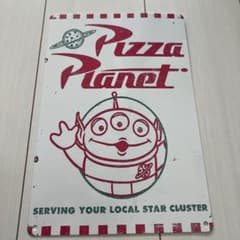 トイ・ストーリー ピザプラネット ブリキ看板のサムネイル