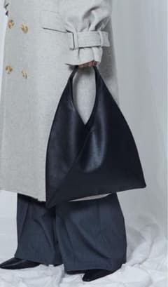 黒のレザー三角形ショルダーバッグのサムネイル