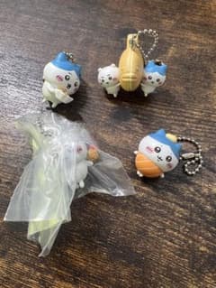最終値下げ　ちいかわ たべものいっぱいマスコット 3点セット➕ハチワレのサムネイル