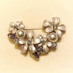 VENDOME BOUTIQUE フラワーパール　ブローチのサムネイル
