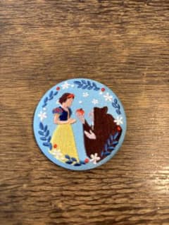 ディズニー Disney 刺繍缶バッジ　白雪姫のサムネイル