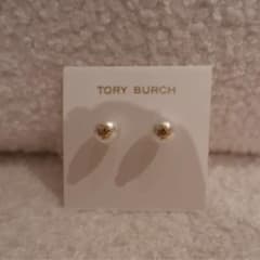 TORY BURCH パール調 ロゴ ピアスのサムネイル