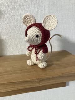ちょっとだけ大人の赤色　頭巾をかぶったネズミさんのあみぐるみのサムネイル