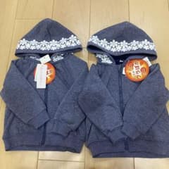 新品未使用タグ付き　双子ちゃんに！　裏起毛パーカー　90cm 2点セットのサムネイル