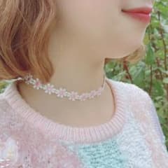 ピンク色 デイジー(花)の刺繍チョーカー:韓国系 オルチャンファッションのサムネイル