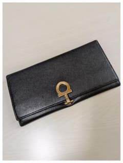フェラガモ黒い長財布 金色ロゴ付きのサムネイル