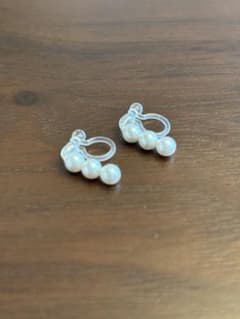 【美品】3連パール 樹脂ノンホールピアス