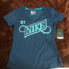 値下げ☆新品☆未使用☆ナイキ☆ＶカットＴシャツのサムネイル