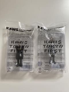 コグマ様専用　KAWS キーホルダー　4種セットのサムネイル