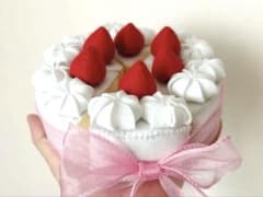 ハンドメイド フェルトケーキ おままごとセット　記念写真用　いちごのサムネイル