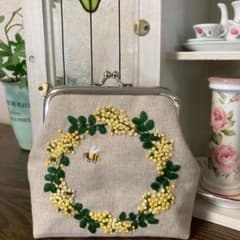 ミモザのリースの刺繍がま口ポーチのサムネイル