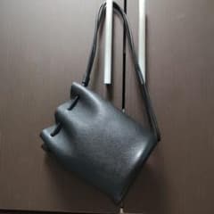 Aeta ショルダーバッグ 巾着バッグ ブラック 極美品✨️ 【Aeta】ボンサック レザー 巾着ショルダーバッグ 黒