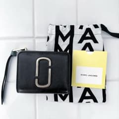 ゆんママ様専用】Marc jacobsの2つ折り財布 - メルカリ